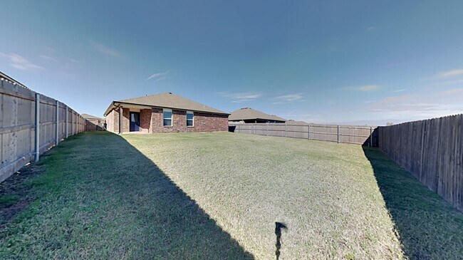 Building Photo - Very Nice 3 Bedroom 2 Bath Home in Yukon Schools