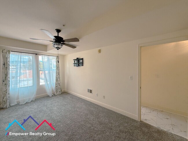 Building Photo - Spacious 3 Bedroom 2 Baths Corner Condo
