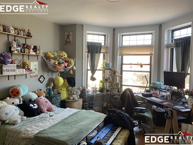 Building Photo - 1914 Beacon St