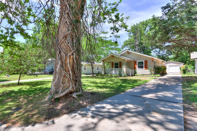 Building Photo - Remodeled Retreat w/ Covered Patio, Front ...