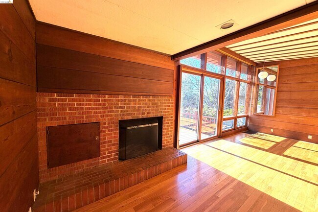 Building Photo - 25 Sunset Dr