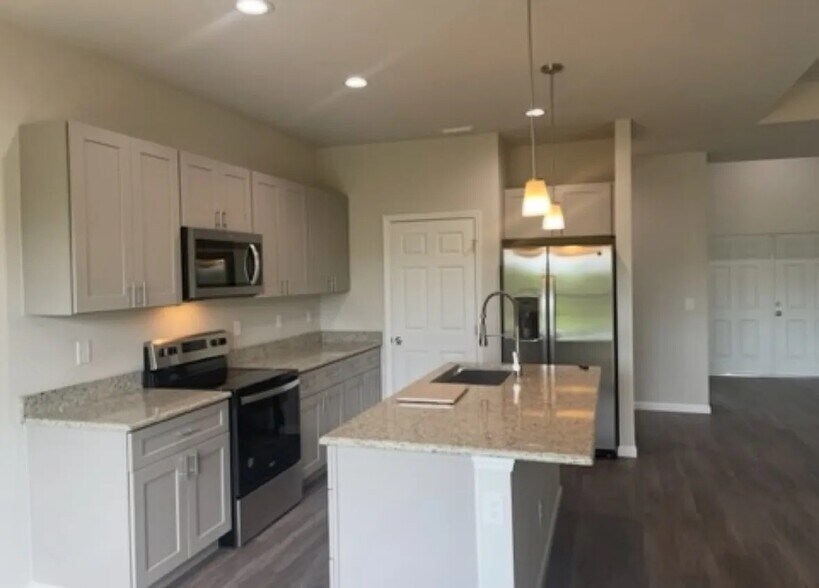 Building Photo - 548 Redwood Ave S