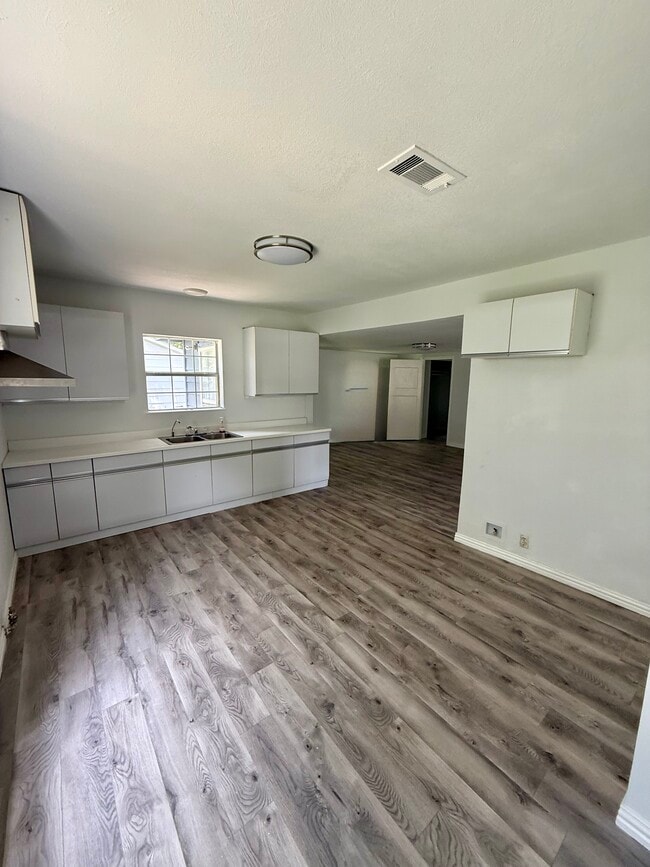 Building Photo - 411 Dee Ln