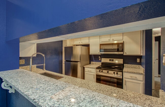 Building Photo - 2814 S Bartell Dr