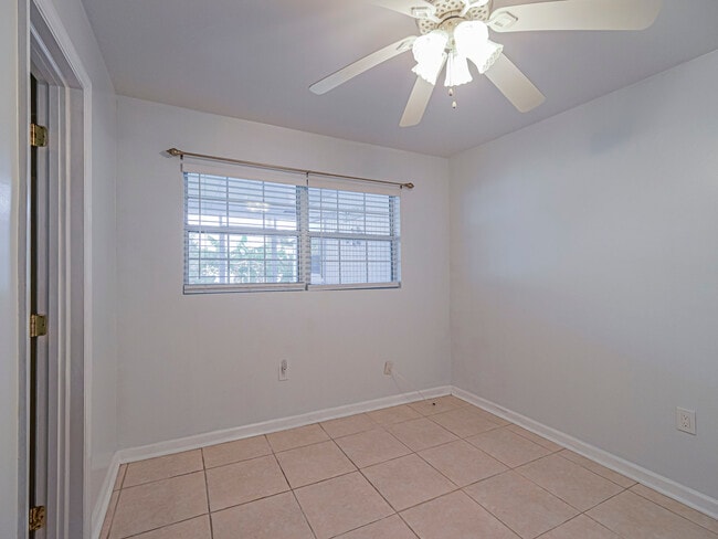 Building Photo - 1440 4th Ct