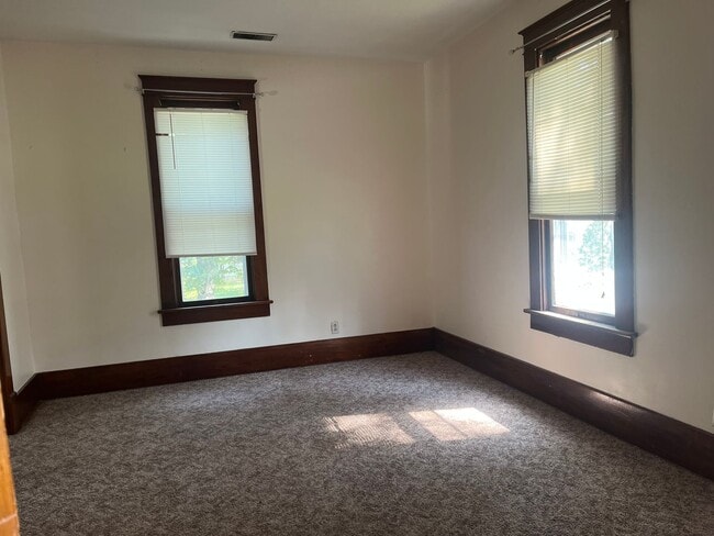 Building Photo - LARGE 3 BEDROOM 2 BATH HOME IN DOWNTOWN RO...