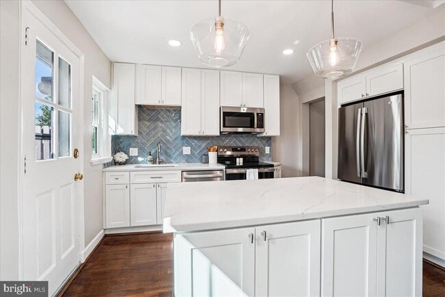 Building Photo - 4642 31st Rd S