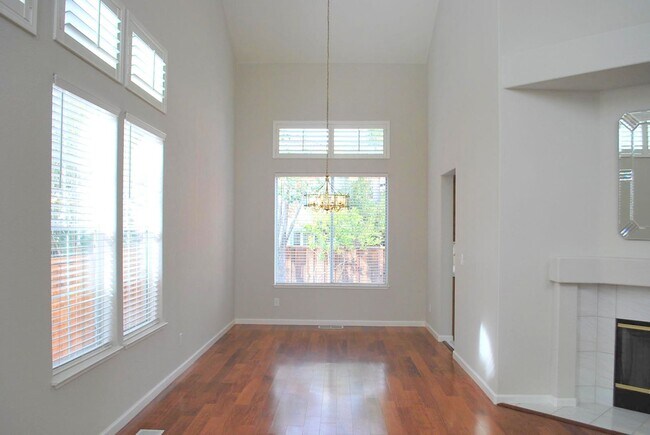 Building Photo - Updated Detached Home in Gated Fleur Du Mo...