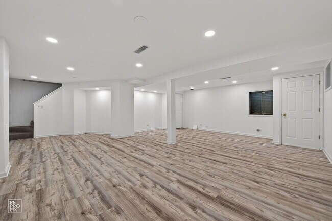 Building Photo - 683 Honeysuckle Dr