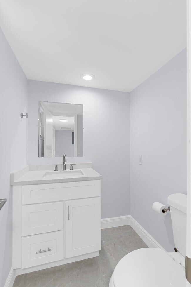 Building Photo - 2901 S Palm Aire Dr