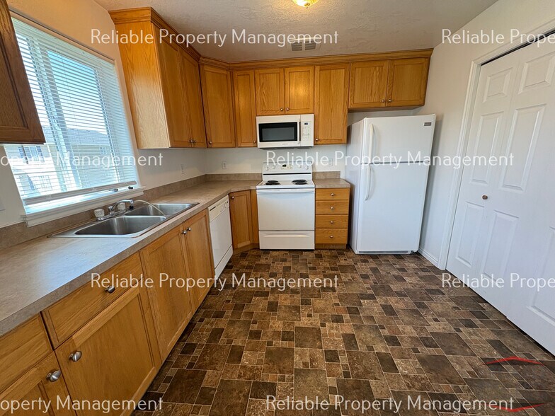 Building Photo - 3713 Deloy Dr