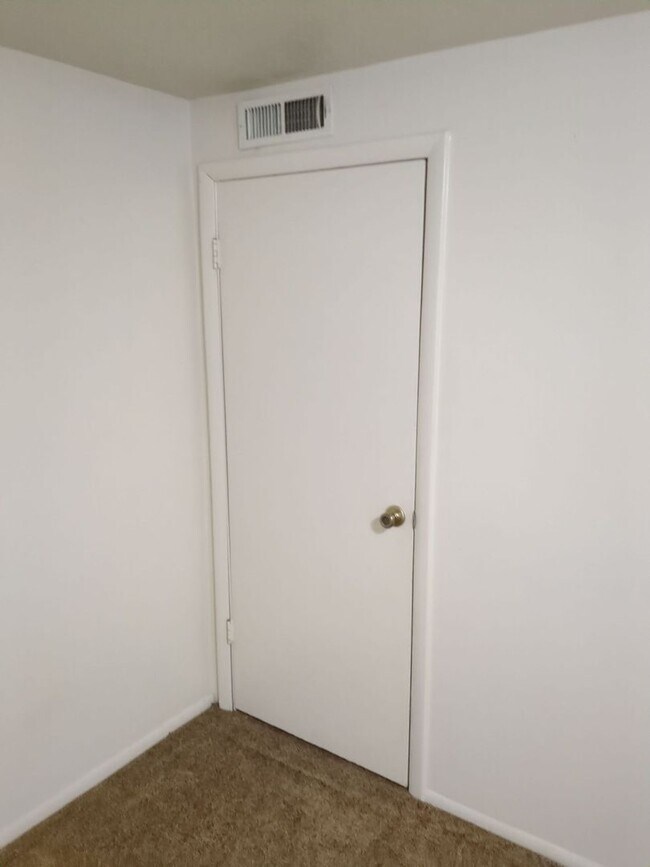 Building Photo - 8177 Darin St