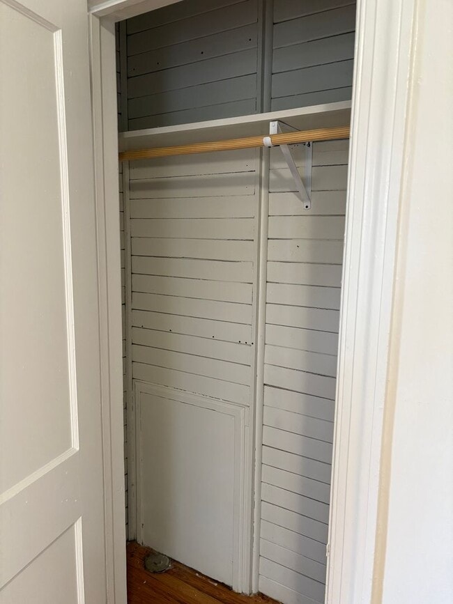 Building Photo - Spacious Townhouse Near Duke and Broad St / Fenced Yd