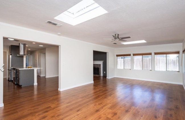 Building Photo - 4/2 + Detached Studio & Pool! One Property...