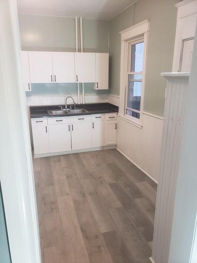 Building Photo - 28 Ferrin Pl