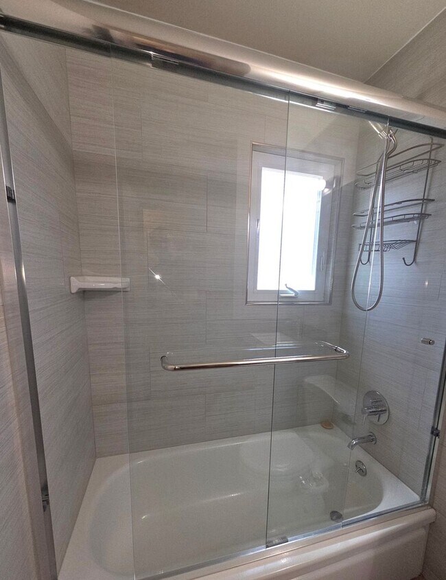 Building Photo - Beautiful 3 bedroom, 2 bath home available now