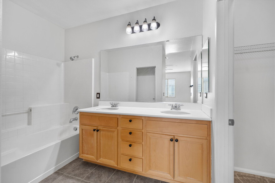 Master Bath - 26041 Iris Ave