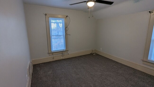 Building Photo - Charming 3-bedroom, 1.5-bathrooms home located in the heart of Akron