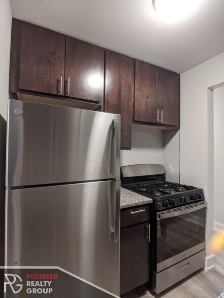 Building Photo - 542 W Surf St
