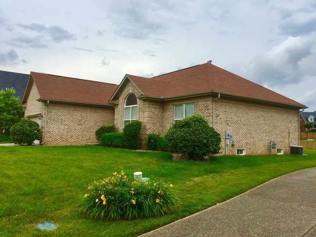 Building Photo - Wonderful 3 bed, 2.5 Bath home with back yard!