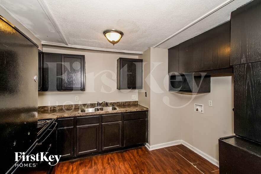 Building Photo - 1733 Mutz Dr