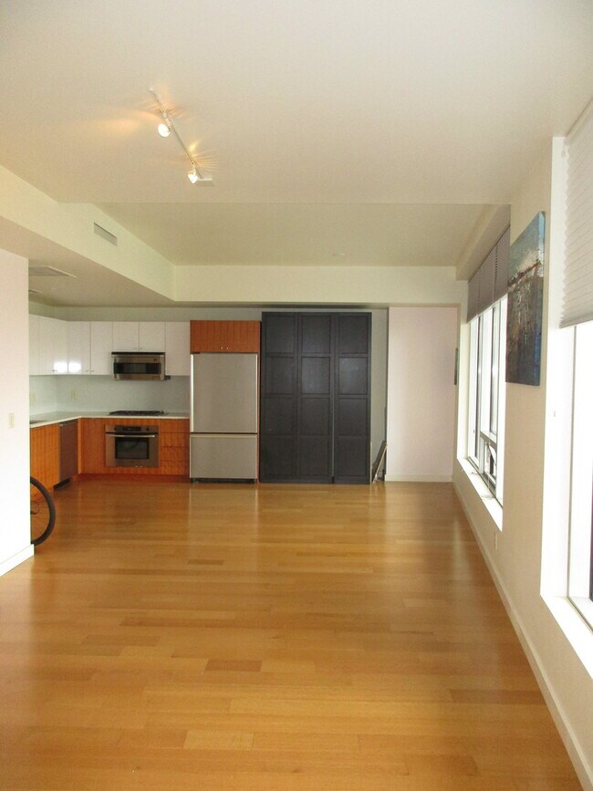Building Photo - **ONE MONTH FREE** Meriwether West - North facing studio with river/bridge views/parking/amenitie...