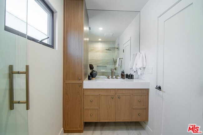 Building Photo - 10639 Cushdon Ave