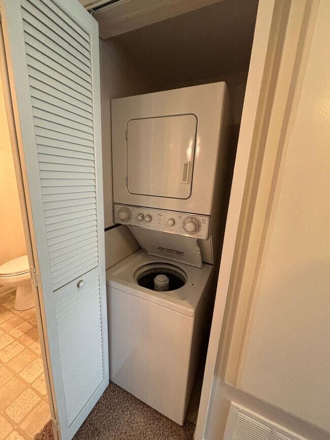 Building Photo - Beautiful 2 Bedroom 2 Bathroom Home in Woodland Hills