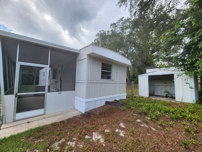 Building Photo - FRESHLY PAINTED AND NEW FLOORING! 2 Bed 1 Bath With Screened Porch