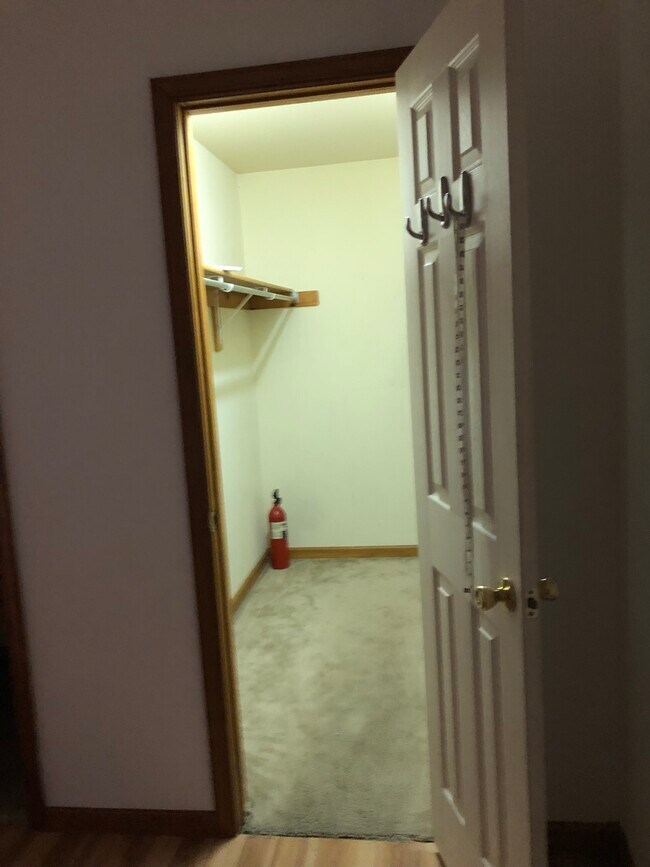 Master walk in closet - 2650 Tamlynn Ct
