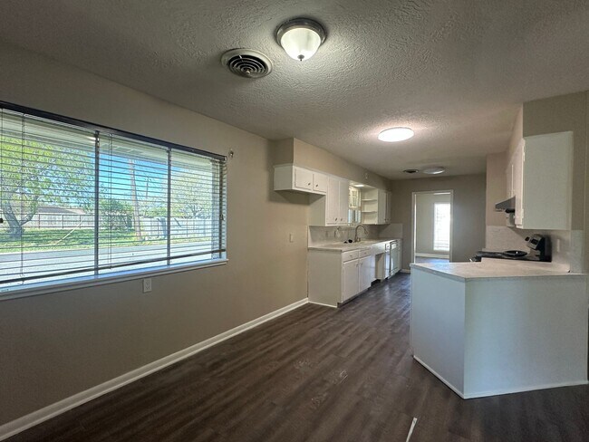 Building Photo - THREE BEDROOM TWO BATH HOUSE ON A CORNER LOT