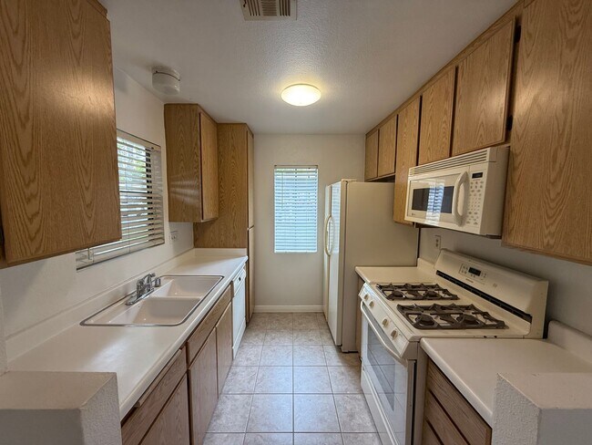 Building Photo - 1 Bed, 1 Bath Condo - Fireplace + Private Patio w/ Washer/Dryer!