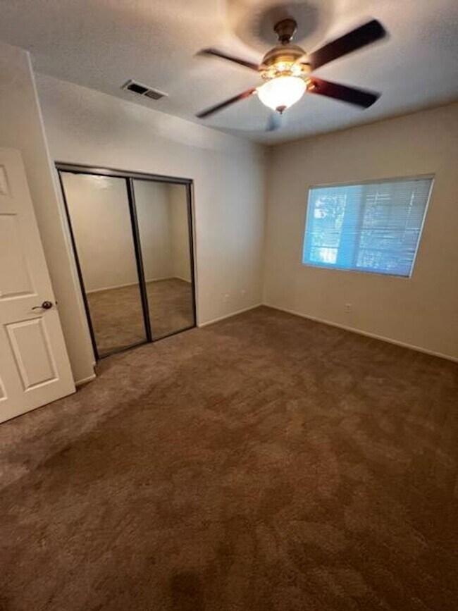 Building Photo - Upper Unit 2 Bedroom Condo in Gated Commun...