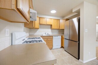 Building Photo - Spacious 5 bed/2 bath in SE Portland