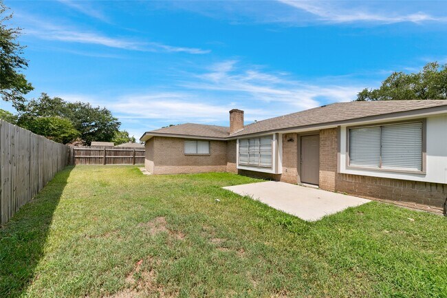 Building Photo - 1710 Foxwood Ct