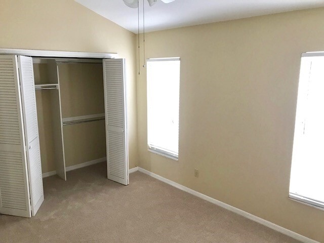 High vaulted ceilings - 605 S Oregon Ave