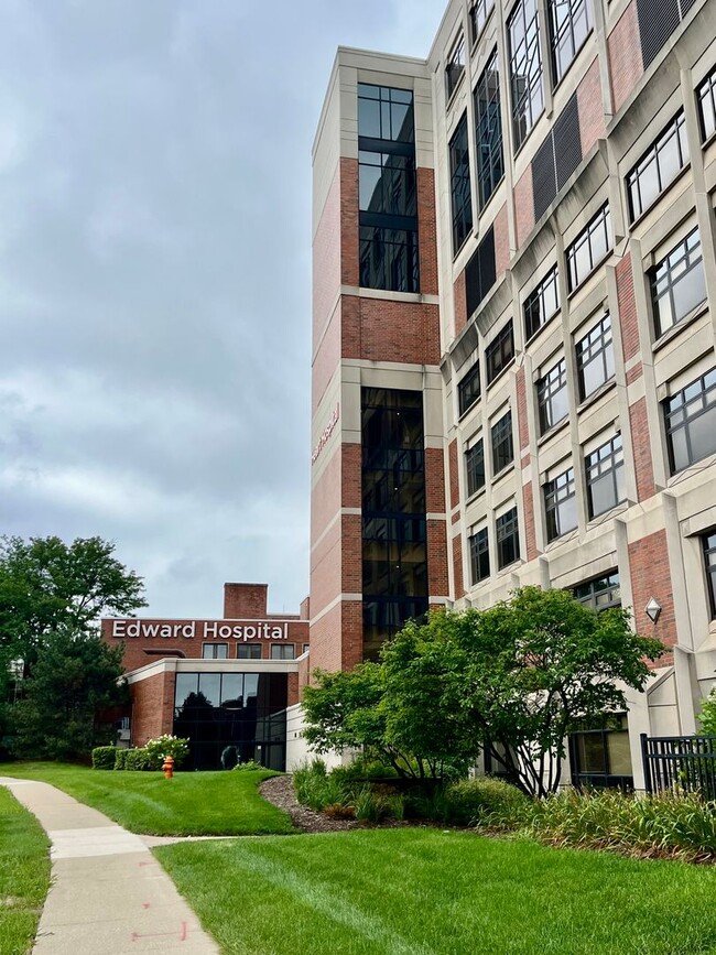 Building Photo - Great Location!