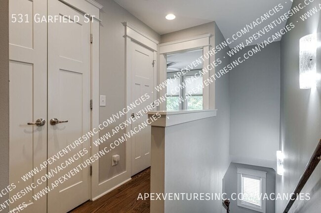 Building Photo - 531 Garfield St