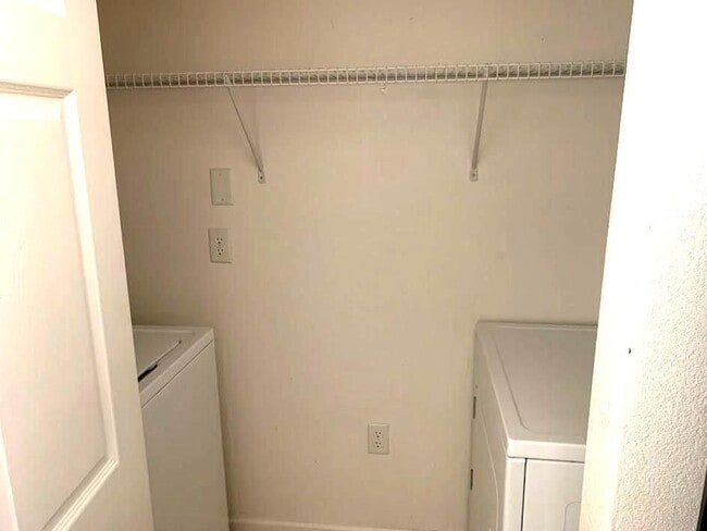 Building Photo - 251 SW Palm Dr