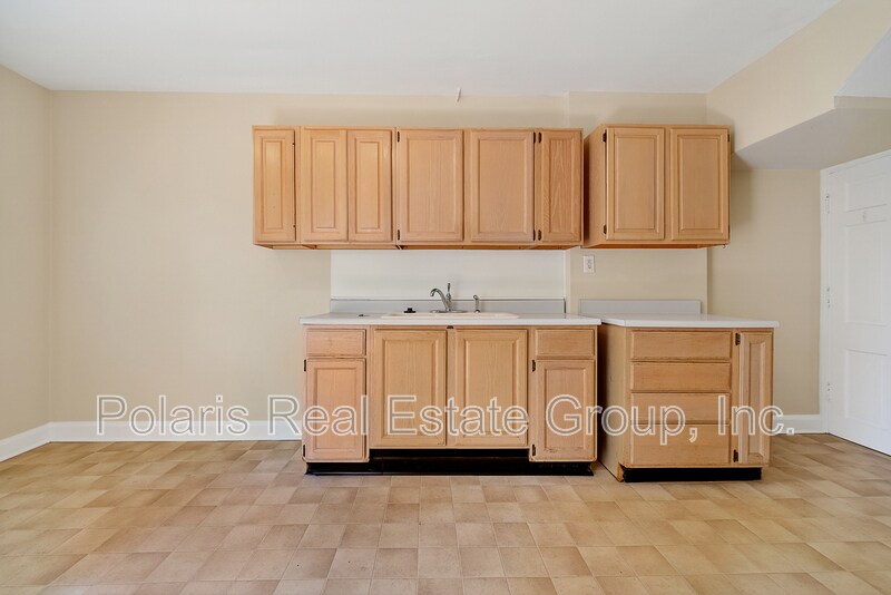 Building Photo - 717 E 60th St