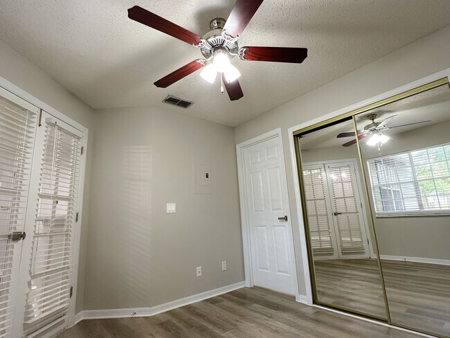 Building Photo - HIDDEN VILLAGE • 2 bd • 2 ba • 792 ft² HEATHROW AREA)