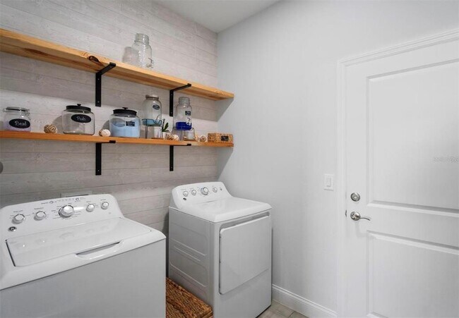 Building Photo - 817 Desmoines Pl