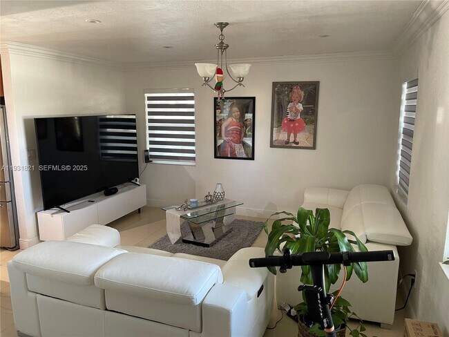 Building Photo - 10840 Westwood Lake Dr