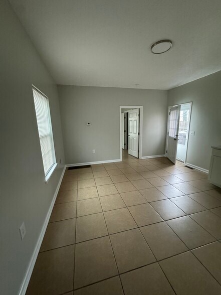 Building Photo - 905 Riverside Dr