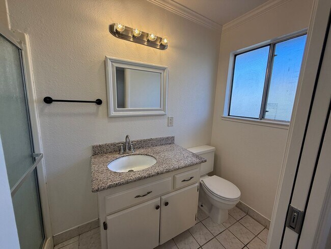 Building Photo - 4-bedroom single story in East Modesto!