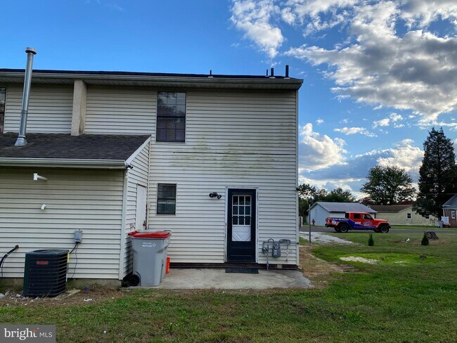 Building Photo - 566 Pleasant Dr