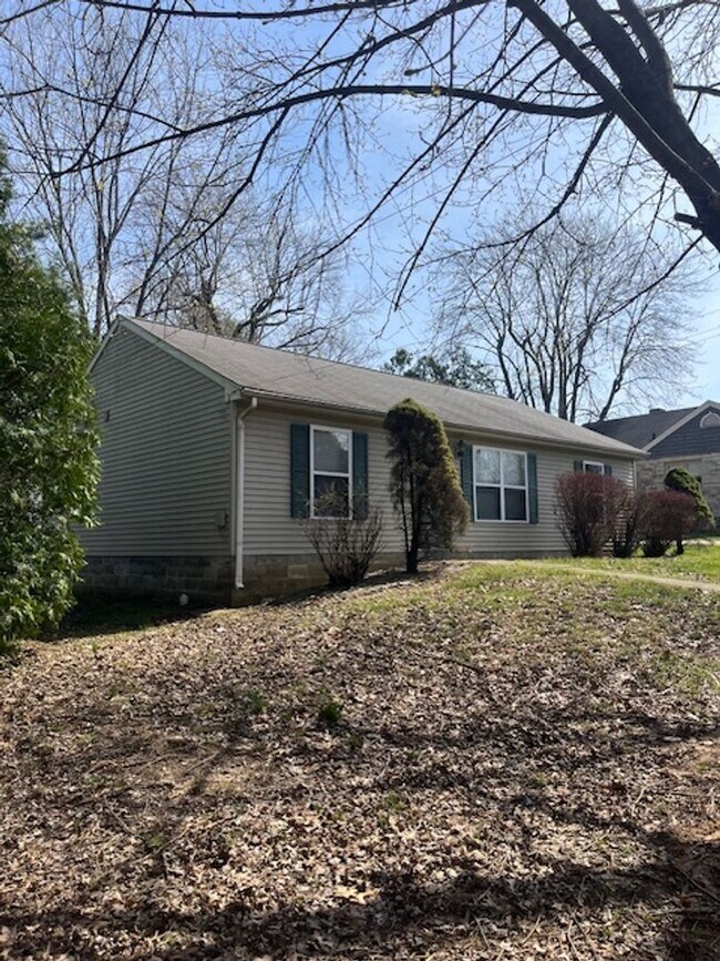 Building Photo - 3 bedroom, 2 bath House: Available August 2026!