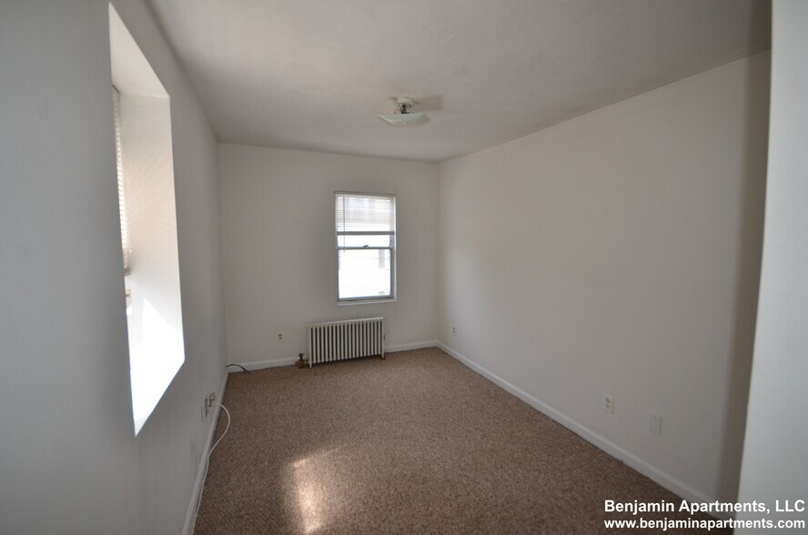 Building Photo - 10 Shepard St