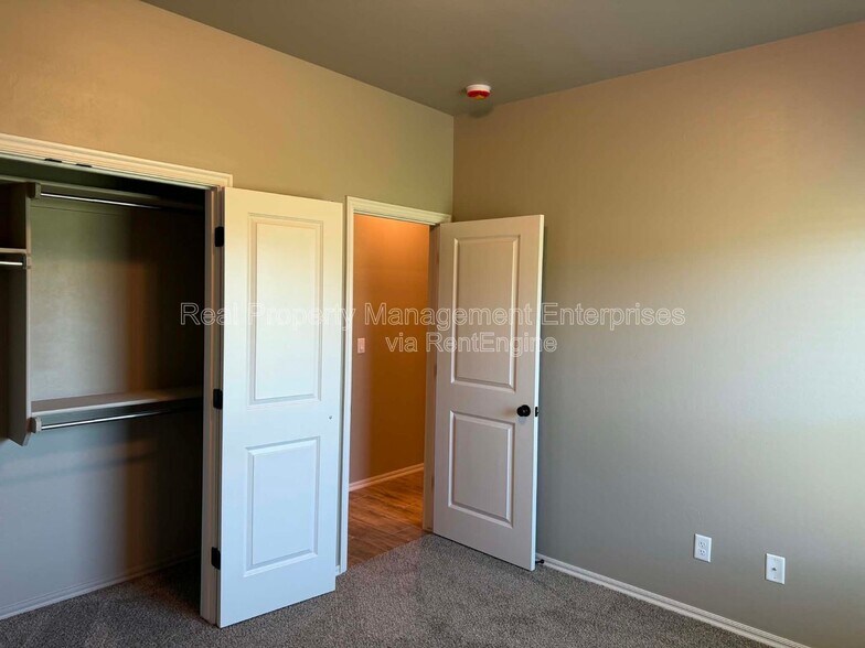 Building Photo - 29174 Osage Hls Dr