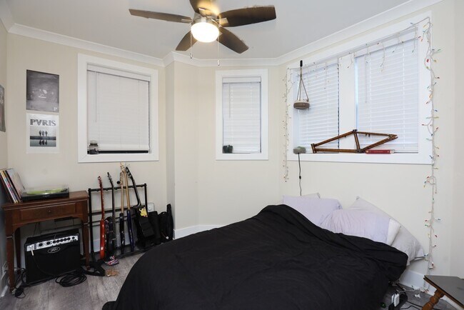 Building Photo - 3839 N Greenview Ave